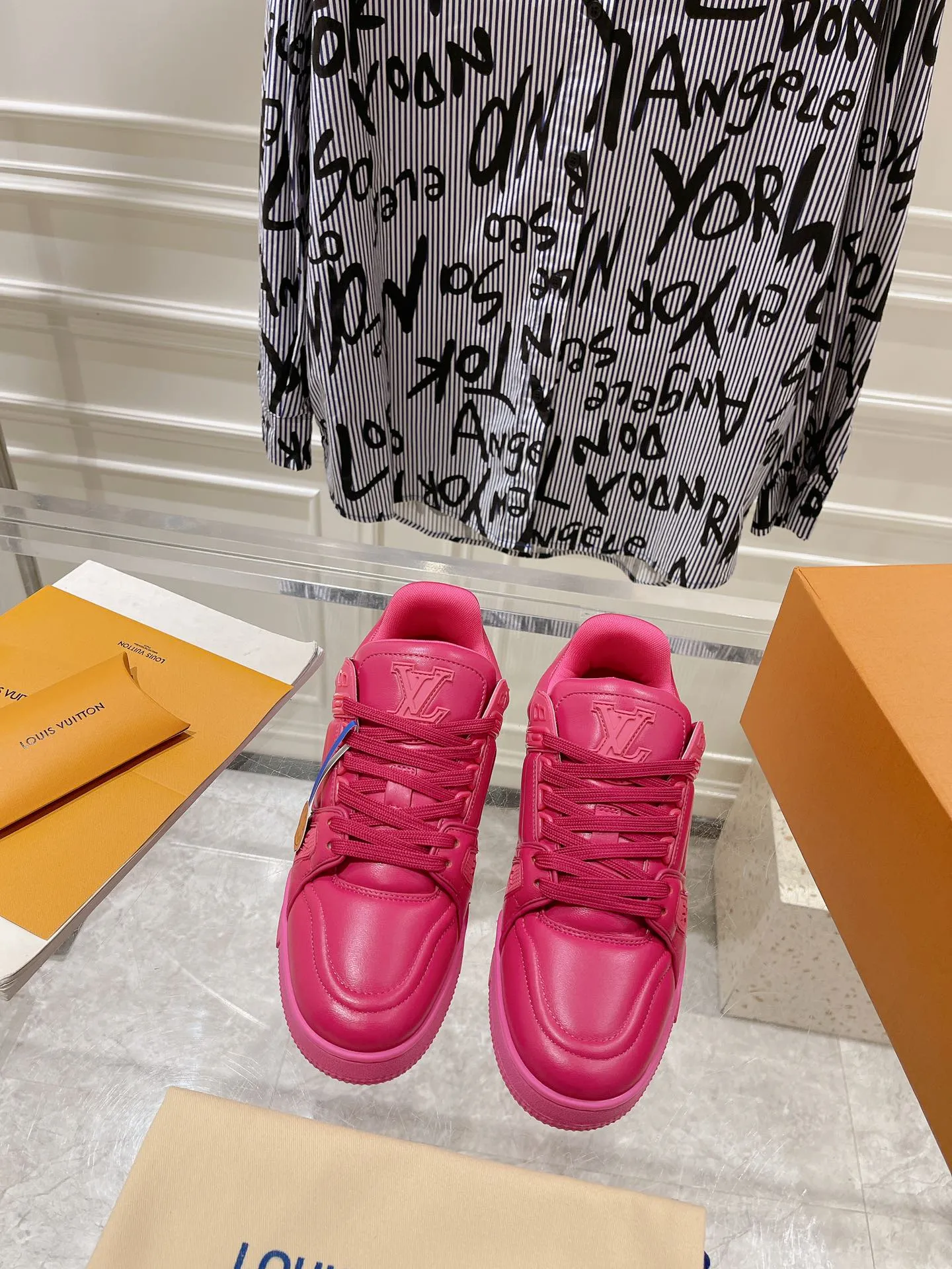 👟👟Ex-factory price 840👟👟 Top version #couple style 2024 hot LV 𝘁𝗿𝗮𝗶𝗻𝗲𝗿 series of the latest couple style sneakers, the quality has been upgraded again, the details are awesome, it just doesn’t look too good! The model was sold out immediately within ten minutes of the official website going on sale. TPU outsole, mold fee is 2w+. The texture is comparable to the original version. The feet are made of polymeter micro-material and breathable British mesh. The details are the same as the original version. Please pay attention to distinguish the currency materials on the market. Size: Female 35-39, Male 39-45M